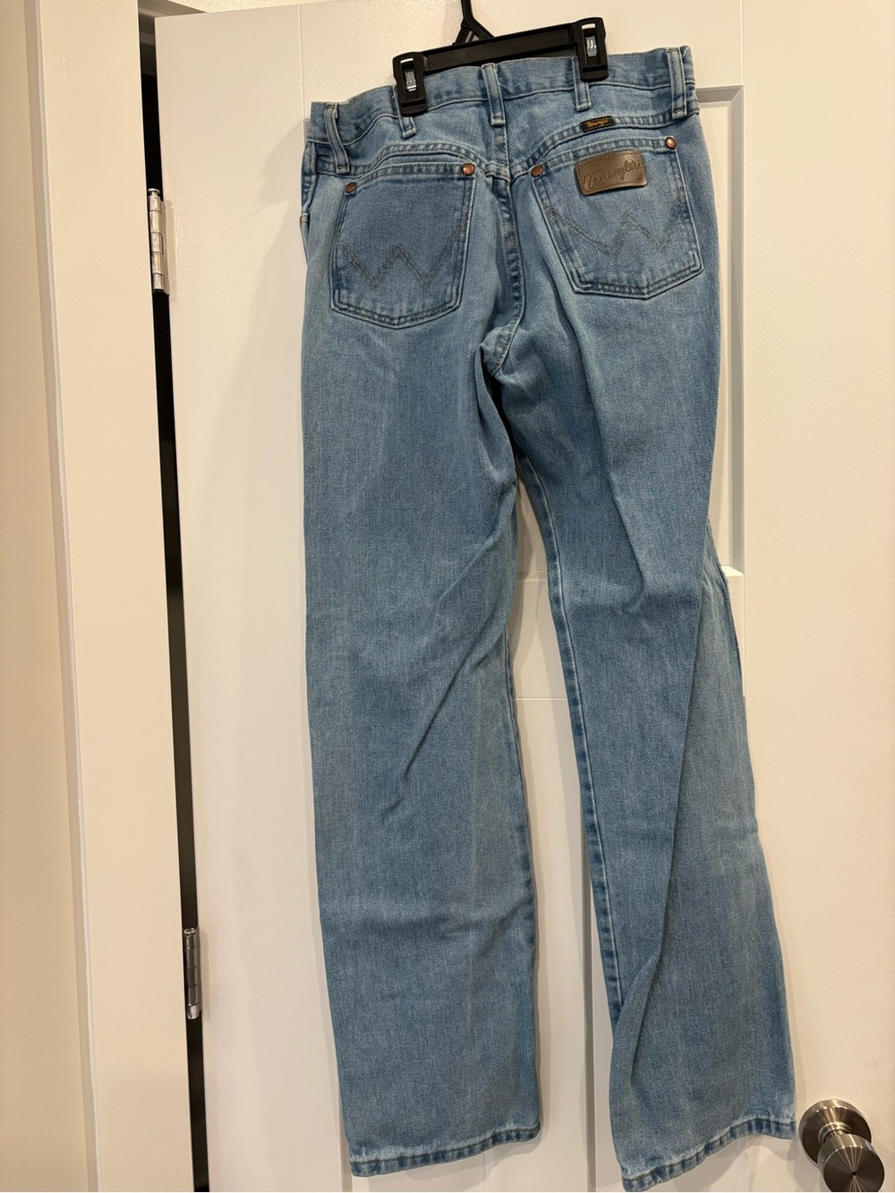 Wrangler Men's Straight Jeans in Light Blue Denim - Picture 2 of 4